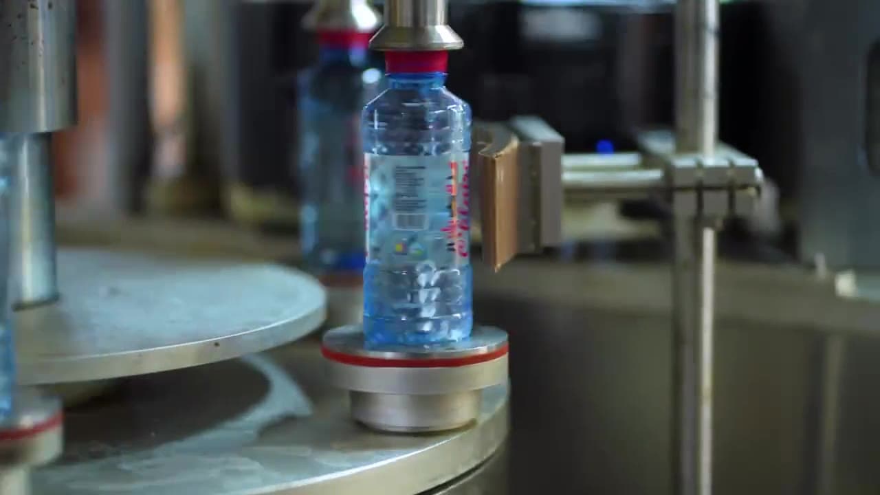 Bouteille O'klaire sur la ligne de capsulage de l'unité d'embouteillage Yellitaare